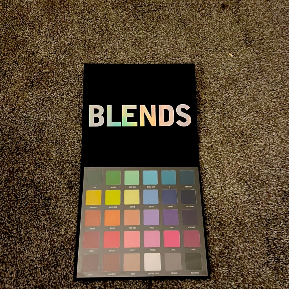 Blend Bunny cosmetics 30 matte eyeshadow palette, never used!